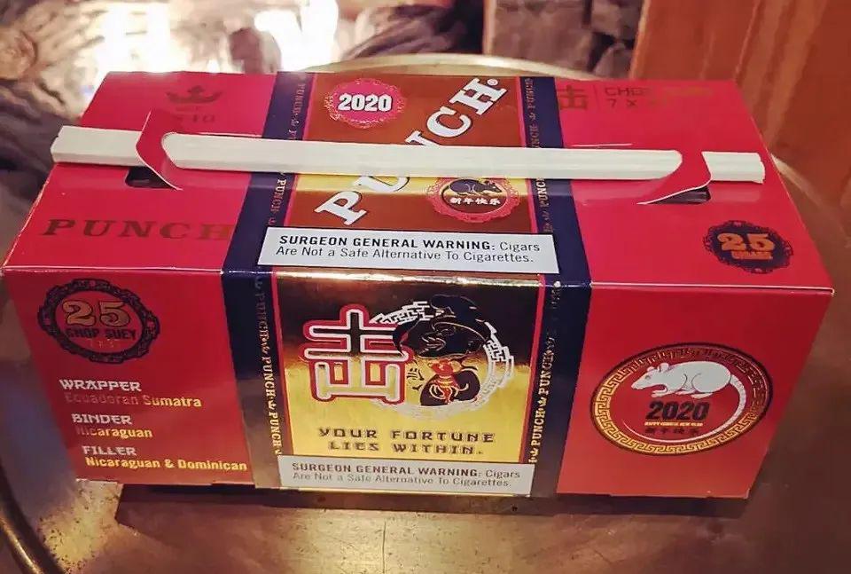 第一次见到雪茄盒上附带了一双筷子