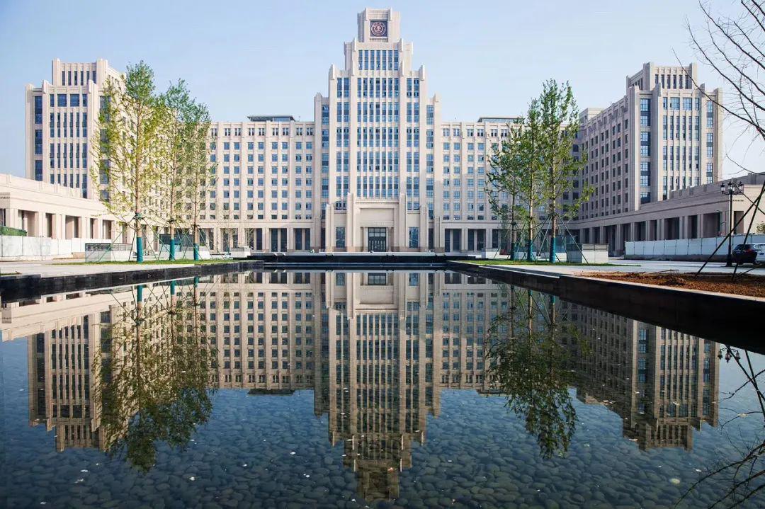 图1: 中国西部科技创新港涵英楼;图2: 夜色中的中国西部科技创新港