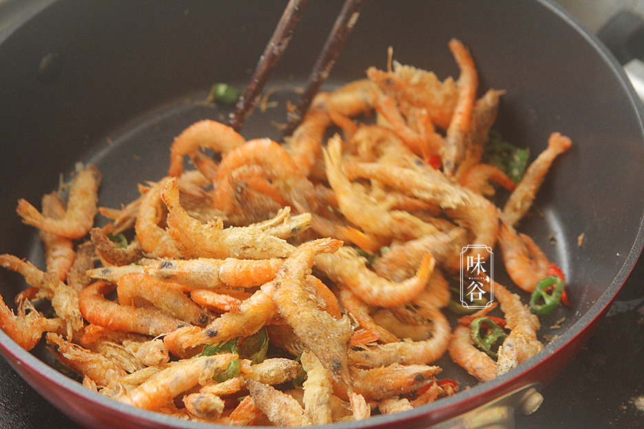 炸虾时只加淀粉可不行多加这2种食材虾肉不腥不柴太香脆