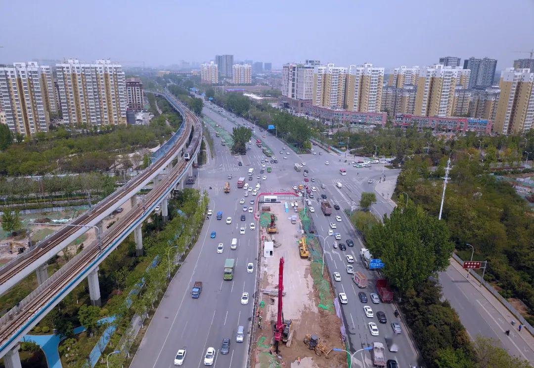 东三环改造项目中的跨世博大道高架桥开始施工.