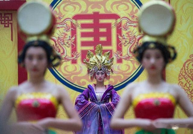 安康男孩在西安当反串演员妆容妩媚体态优雅曾被酒吧男子要电话