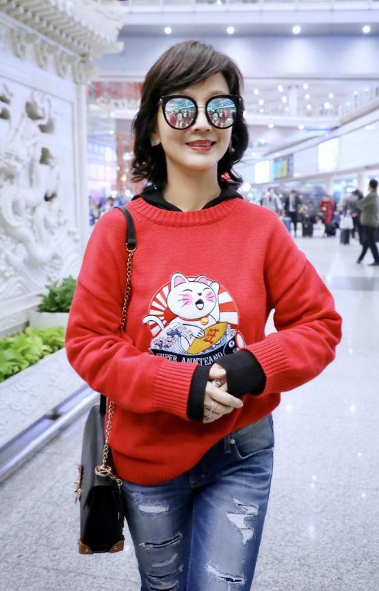 赵雅芝气质古典优雅穿休闲装也挺好看暖意洋洋有家的感觉