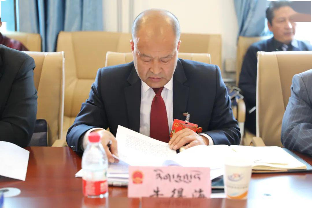 走进两会县委书记牛得海同志在参加县十五届人大六次会议分团讨论时