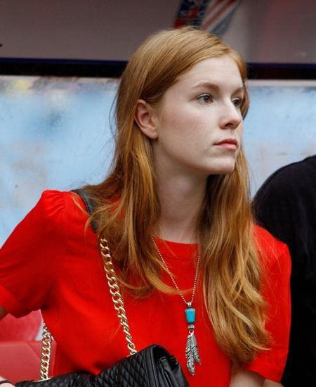 45岁国足名宿谢晖现状,小16岁洋妞女友身材火辣,身家千万不差钱