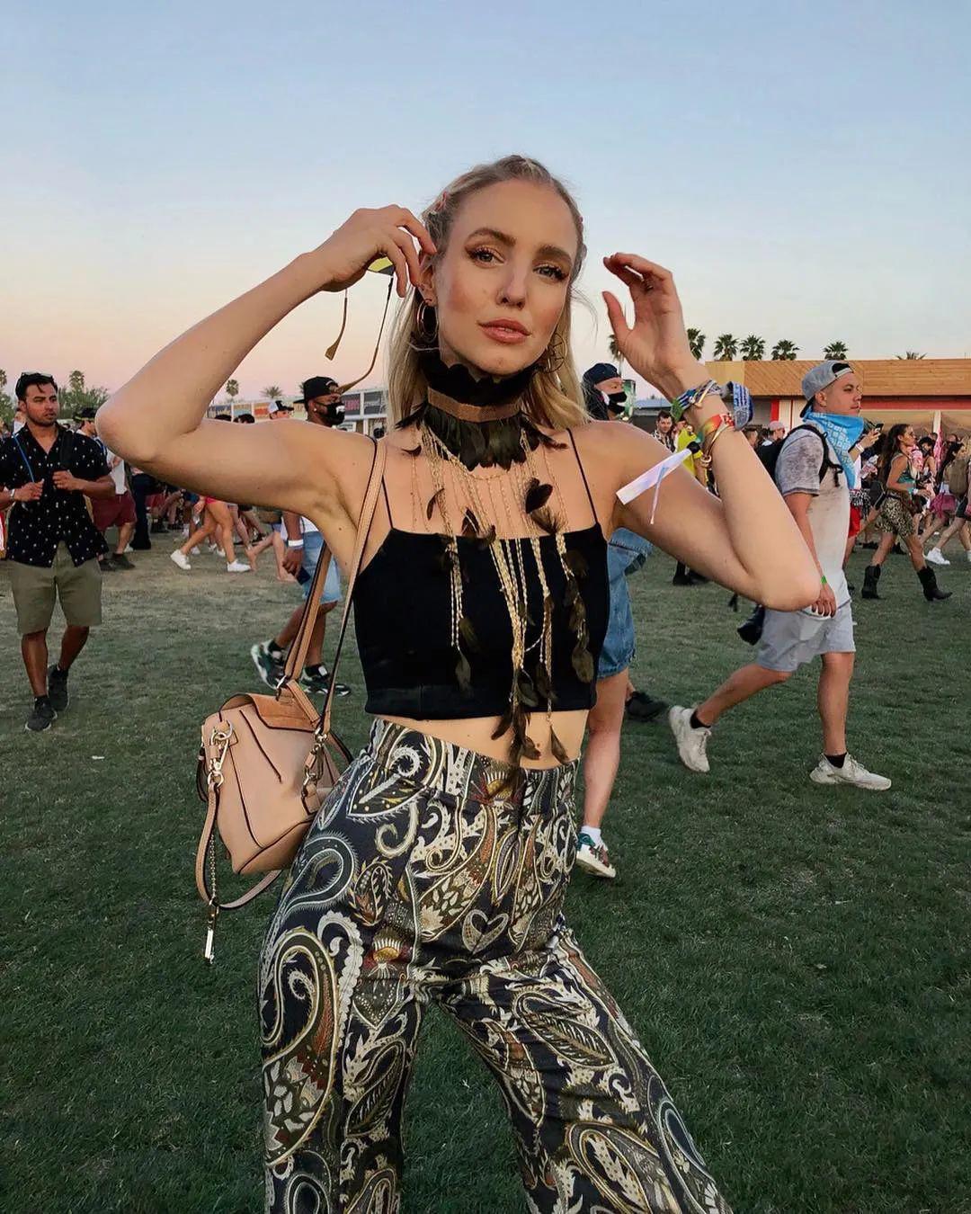 说完了整体的配饰元素,在服装上,最能代表flapper girl的一定是h形