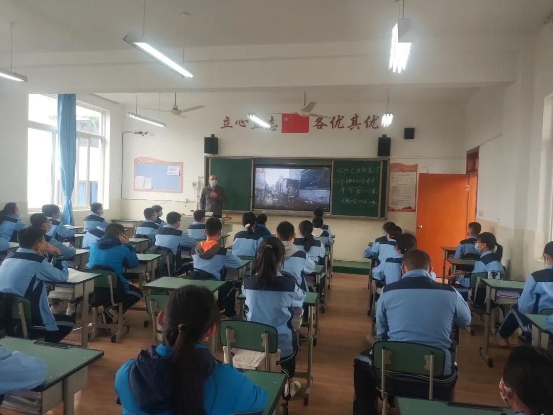 在十陵中学,学校在让学生收看开学第一课直播视频之余,还特别要求各个