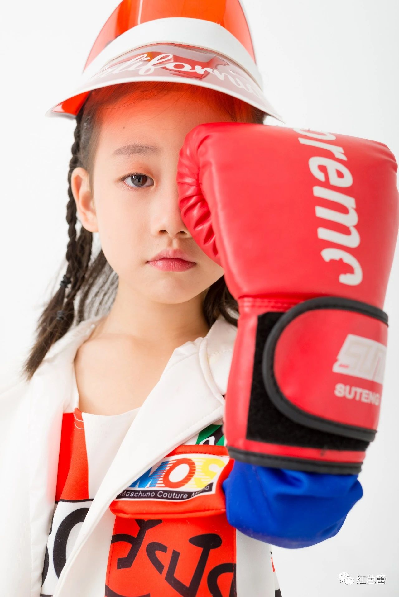 她叫李玉彤,她今年6岁,爱笑,爱说,这是一个乐观开朗的一个阳光小女孩.