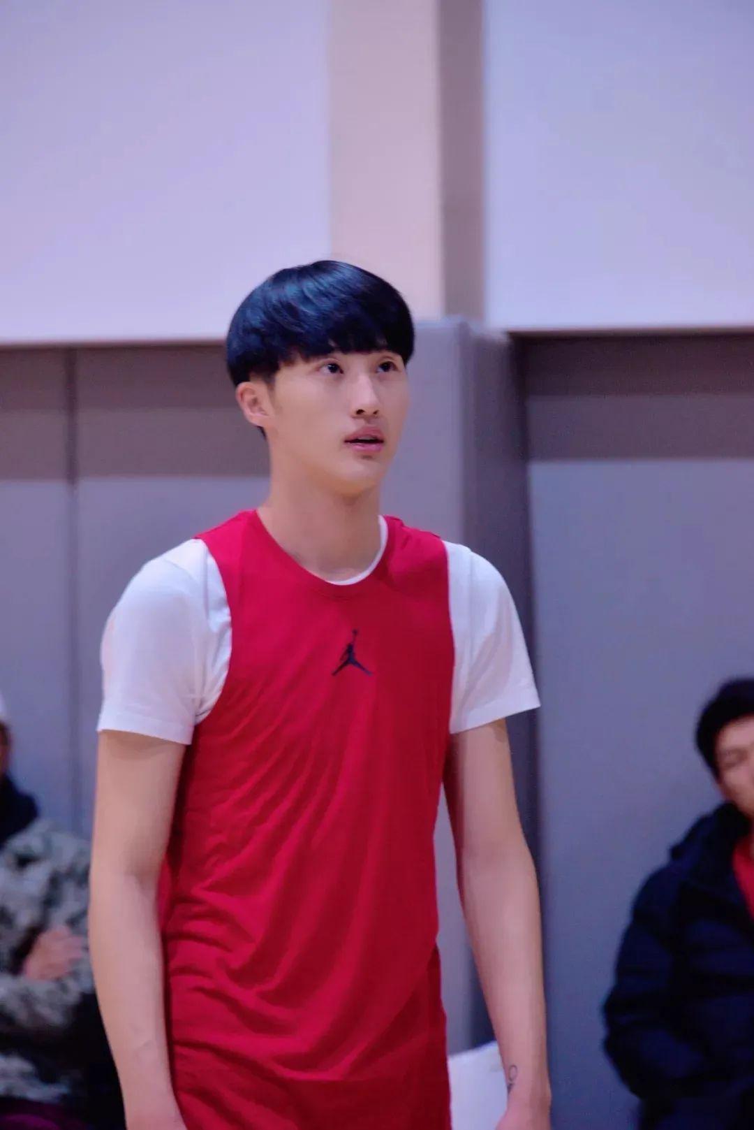 多才多艺的卷发男孩儿由全盛真香