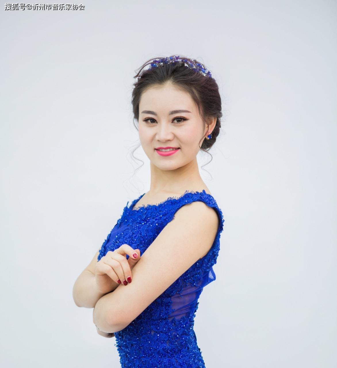 演唱:杨玉玲,青年女高音,声乐硕士.