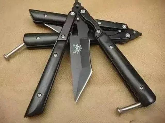 "蝴蝶刀"具有两重含义,广义讲是美国蝴蝶牌刀厂(benchmade)生产的刀具