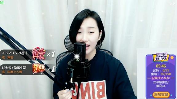 二人转演员梁红演唱歌曲一个人的寂寞两个人的错