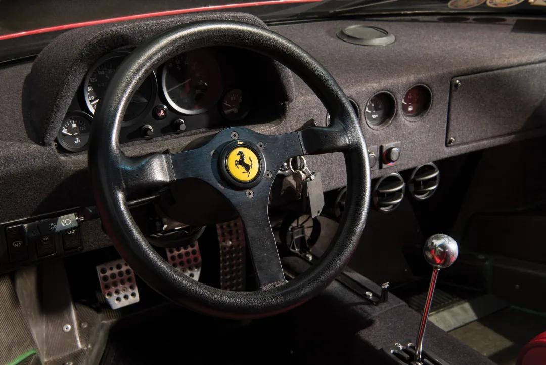 (图:法拉利f40的内饰细节,只有一个摇把升降窗户,没有开关车门把手