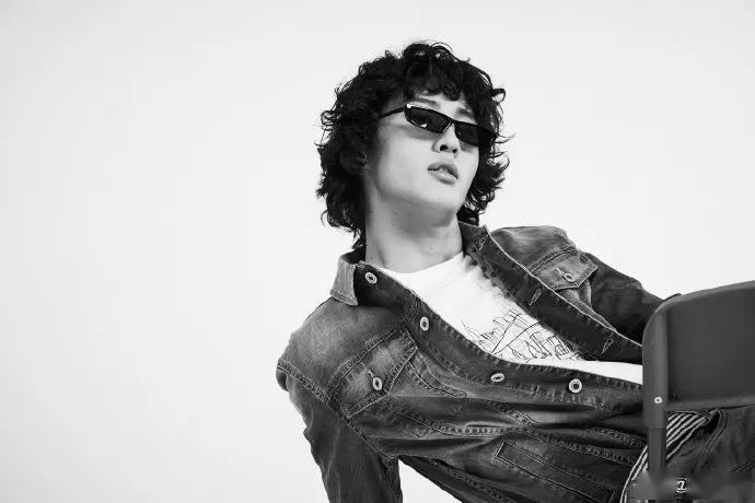 多才多艺的卷发男孩儿由全盛真香