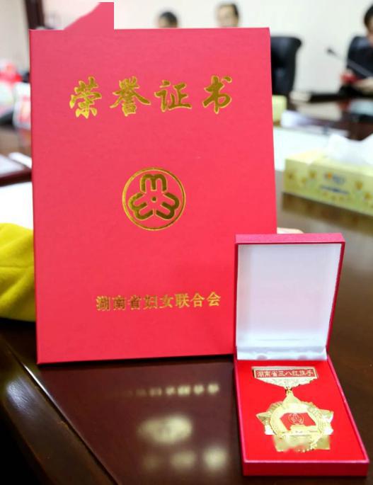 邹展晖对黄立新表示祝贺,勉励黄立新再接再励,巾帼岗位再立新功,继续