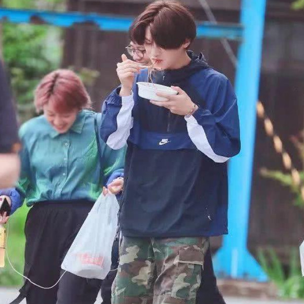 娱乐圈劳模黄明昊赶通告边走路边吃盒饭粉丝看了心疼不已