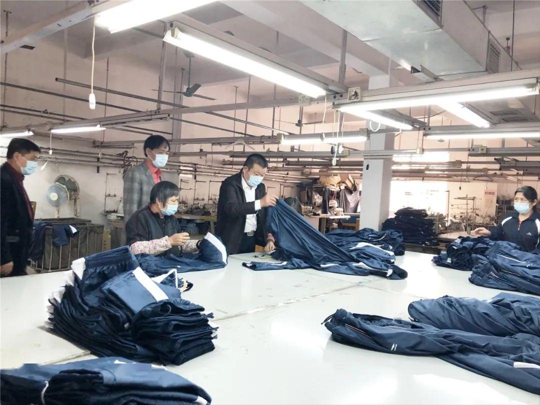 参观雅迪制衣公司服装生产车间▲雅迪制衣公司服装生产车间在随后的