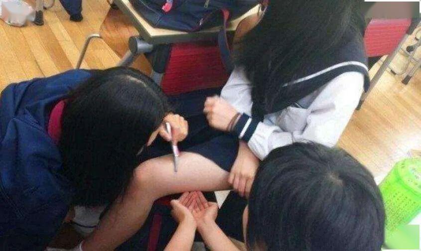 女生用小刀在大腿上是为了学习囧图