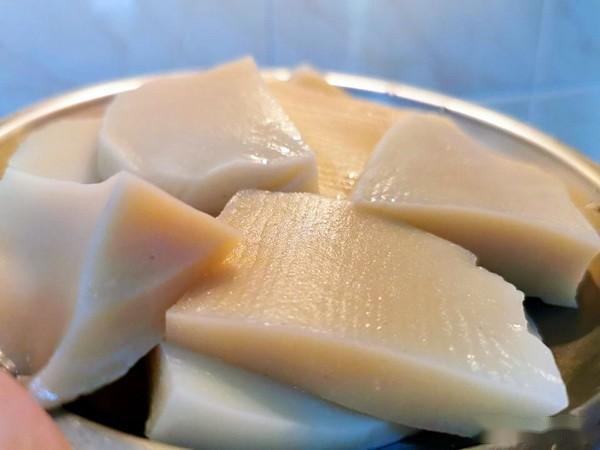 九层糕是米浆做的,个人觉得不要再沾任何淀粉,直接