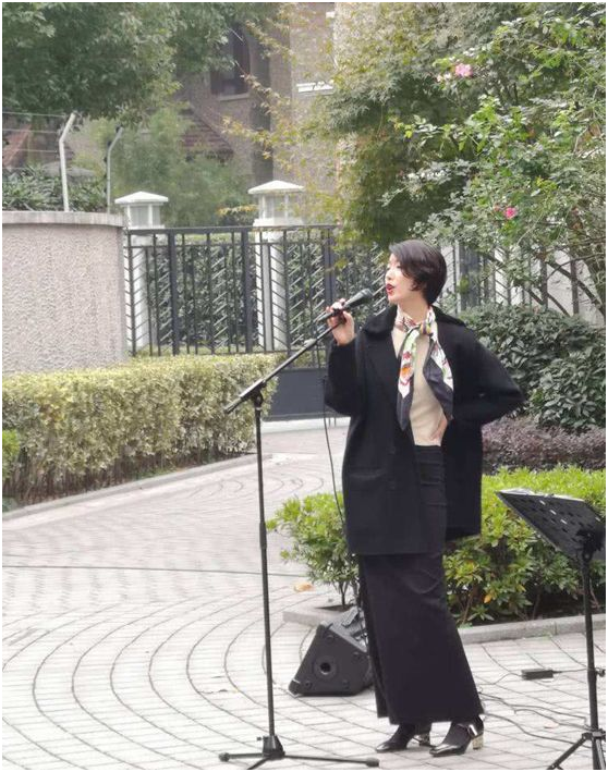 李亚鹏女友街头唱歌,白衬衫搭配卡其色裙子,气质不输前任_susie