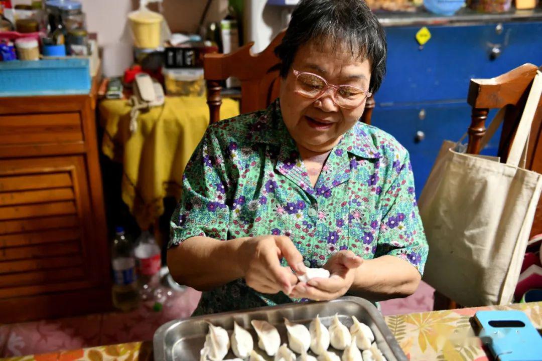 20200413没有水的泼水节泰国新年快乐跟siripan妈妈一起包饺子