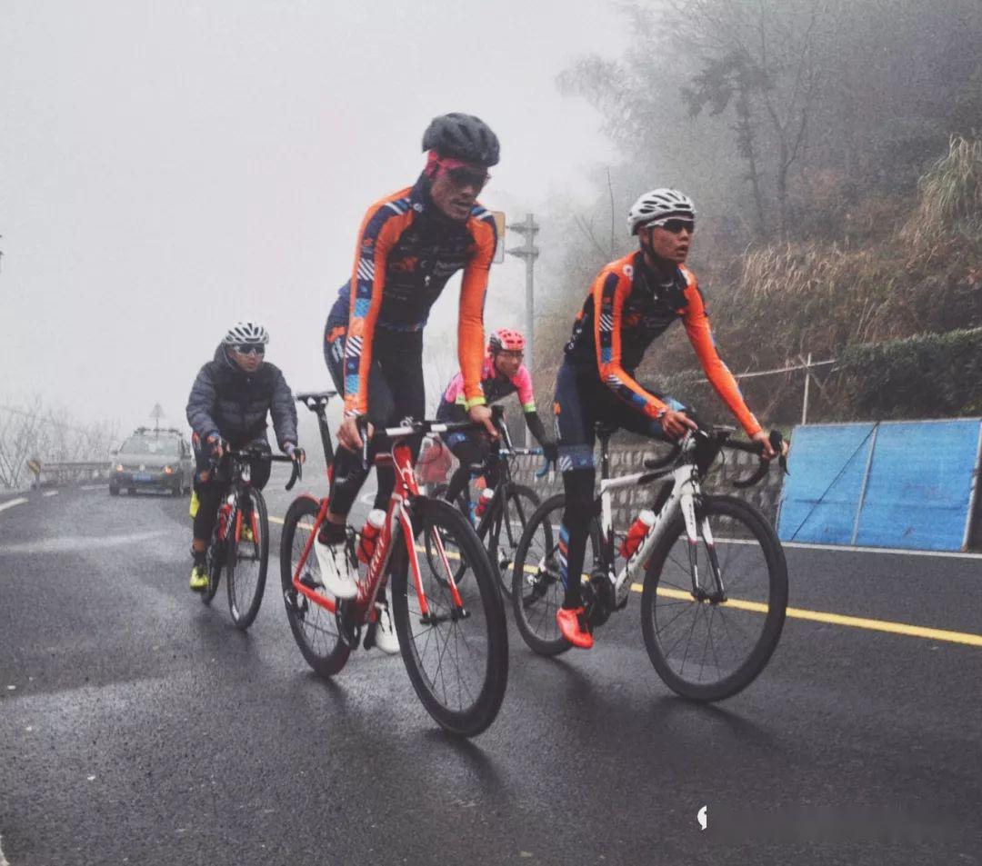 正确的公路车弯把握把姿势