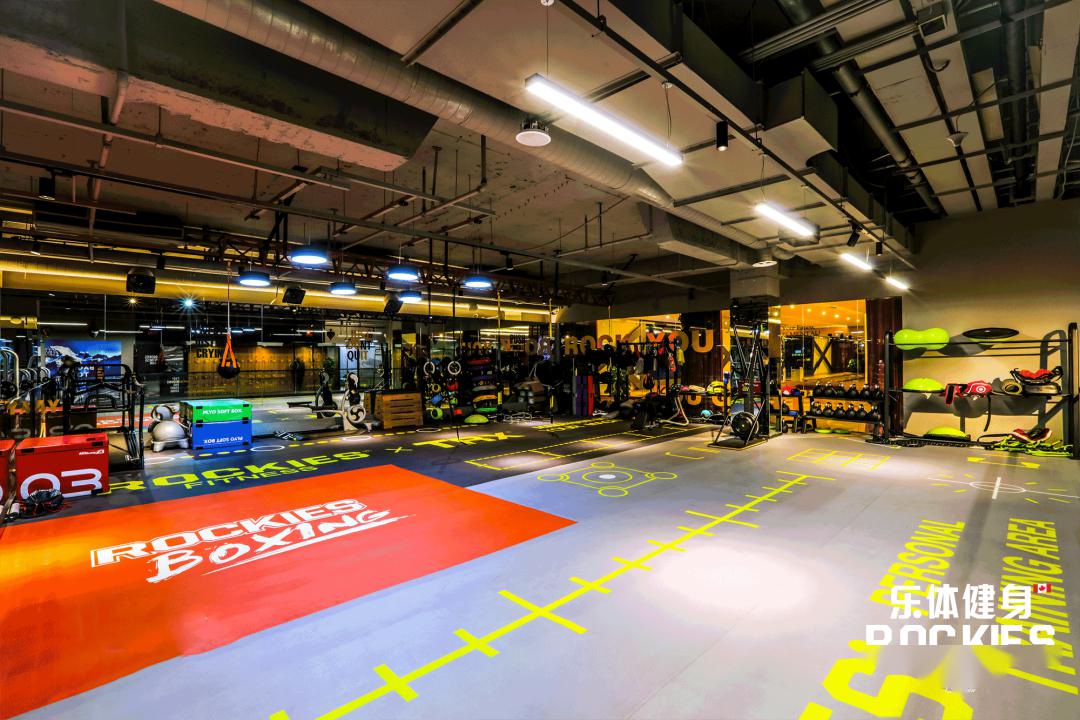 乐体健身昆山金鹰门店由瑞典设计师june deng设计,以北欧传统环保