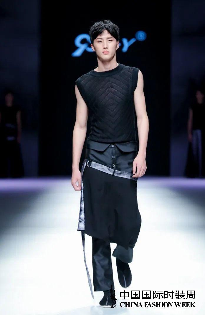 多才多艺的卷发男孩儿由全盛真香