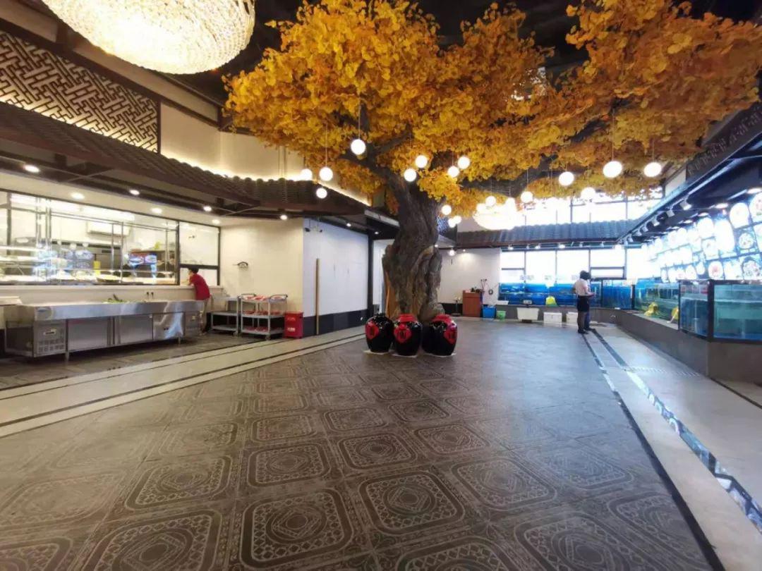 环境:重金打造"黄金银杏叶"布满大厅,仿佛置身香榭丽大街,就餐浪漫且