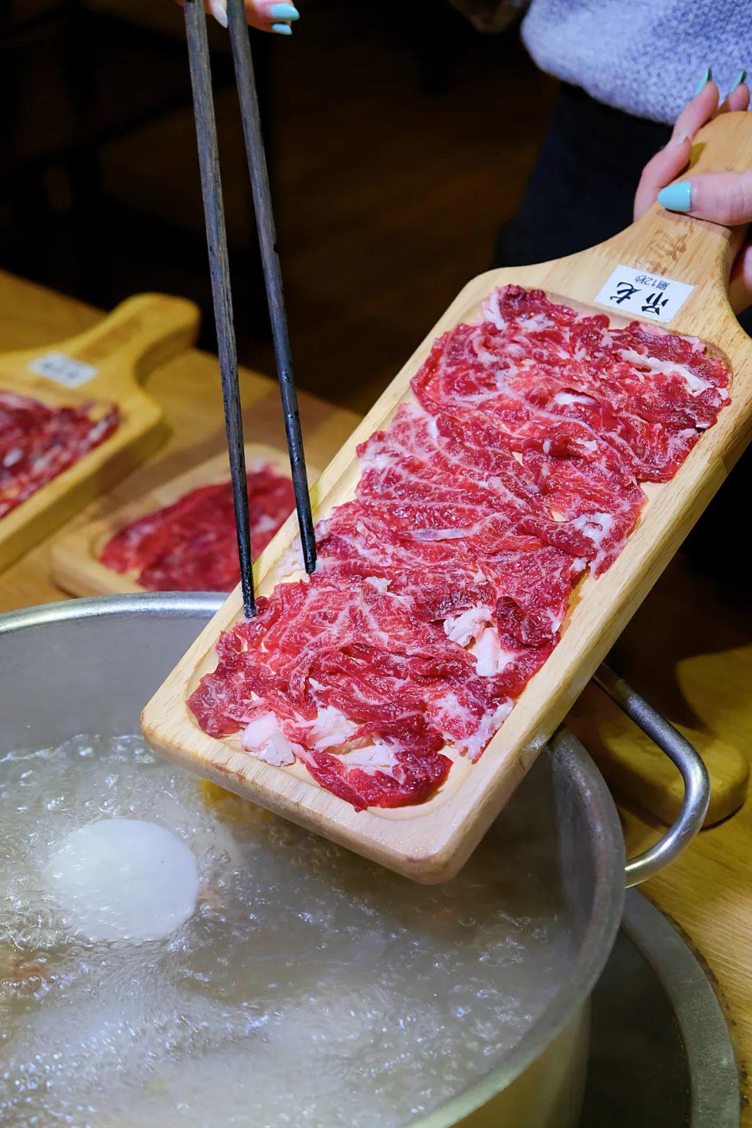 有浓郁油脂香01 吊龙每份托盘柄上都标注着牛肉名字和适宜的涮锅时长