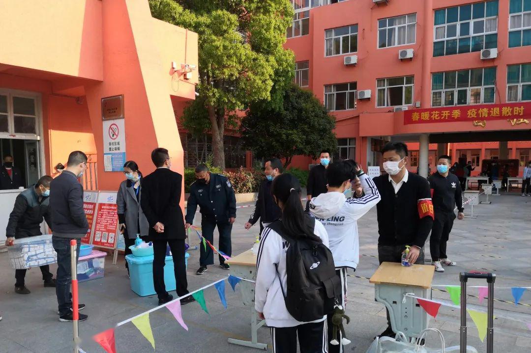 书生中学泽国镇第三中学泽国镇第二中学校门口为确保开学第一天各项