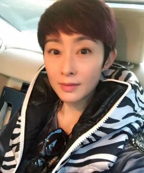 原创52岁张敏近照皮肤真好,身材很有女人味,显得江珊老没了气质!