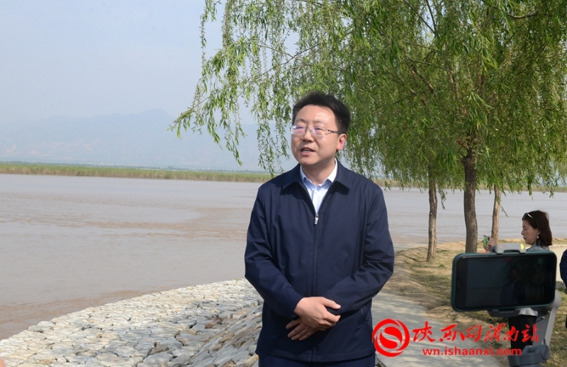 大荔县副县长赵磊介绍黄河湿地生态保护情况.