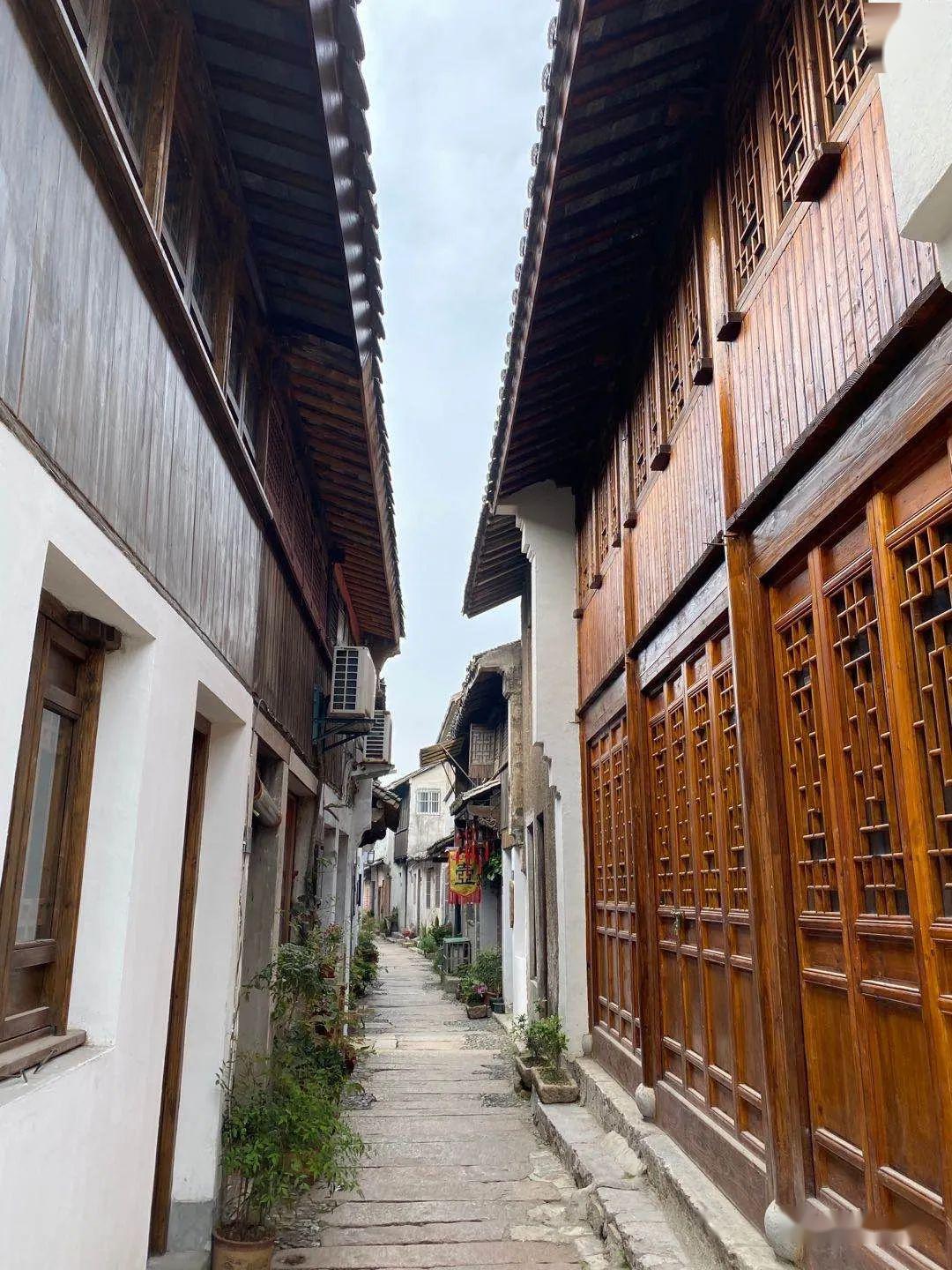 蜀山老街东起东坡书院,西接蠡河,长约一公里,现保存较为完好的约400米