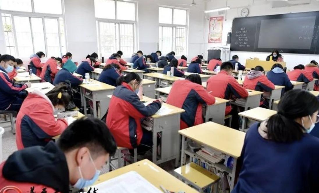 何冬一行先后来到遂平一高,遂平二高,遂平五中,查看了校园疫情防控