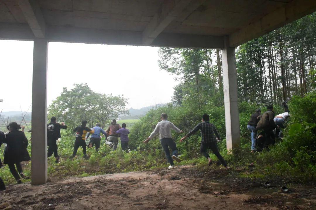 玉林某村出事了落荒而逃的场面16人当场被抓