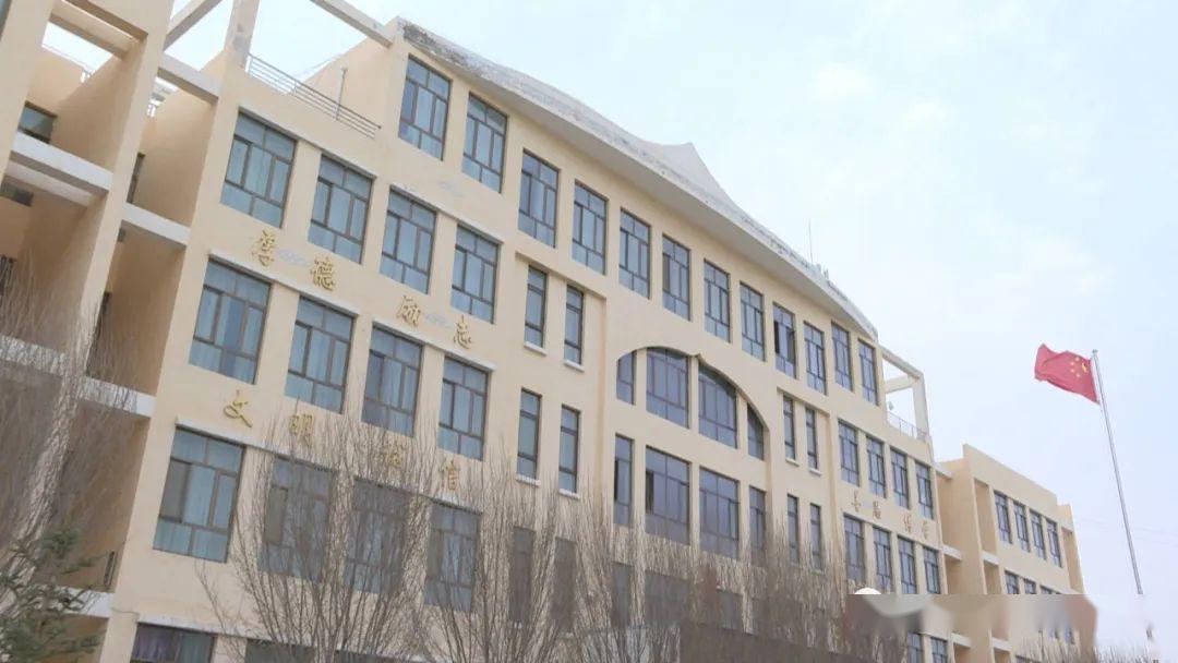 4月13日,肃北中学和蒙古族学校门口,学校老师对进入校门的学生进行
