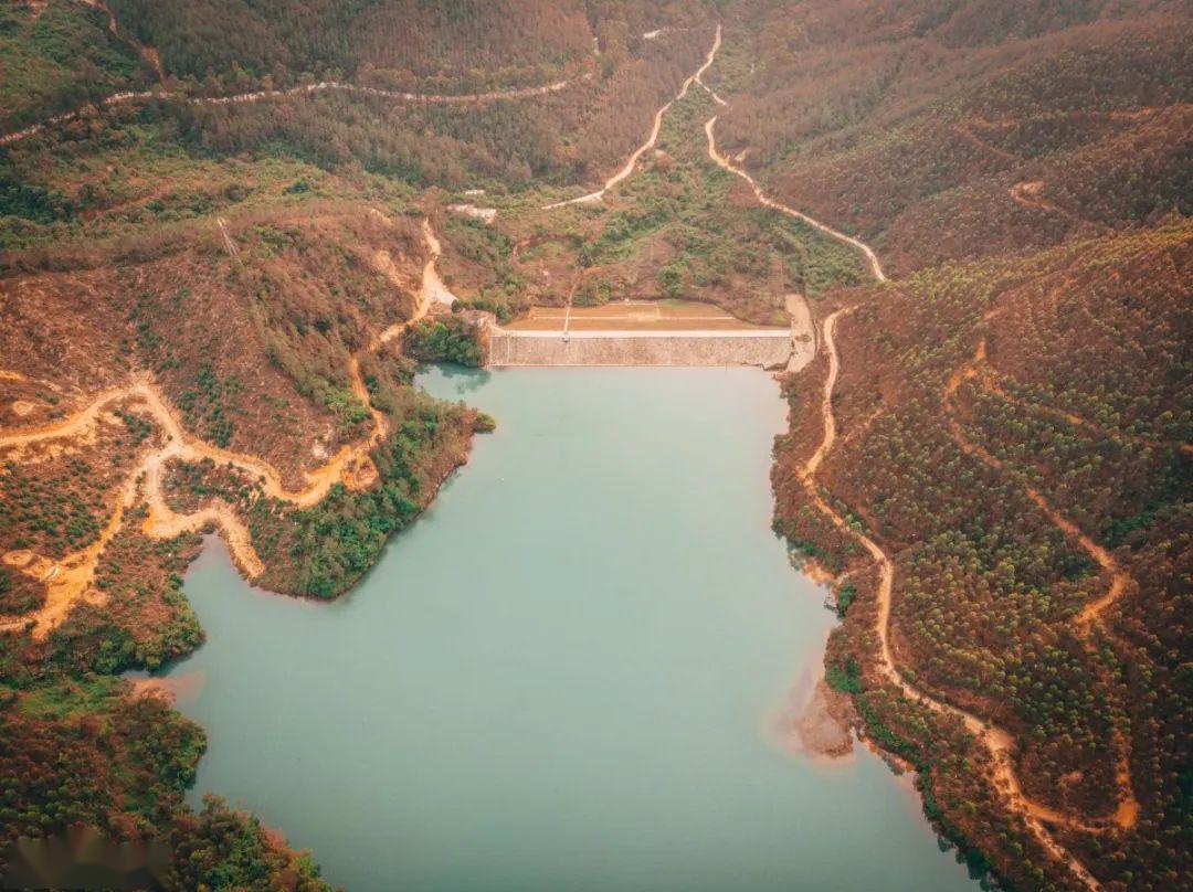 像是守护着这独特的水库这里有着连绵不断的山脉北峰山水库风光无限好