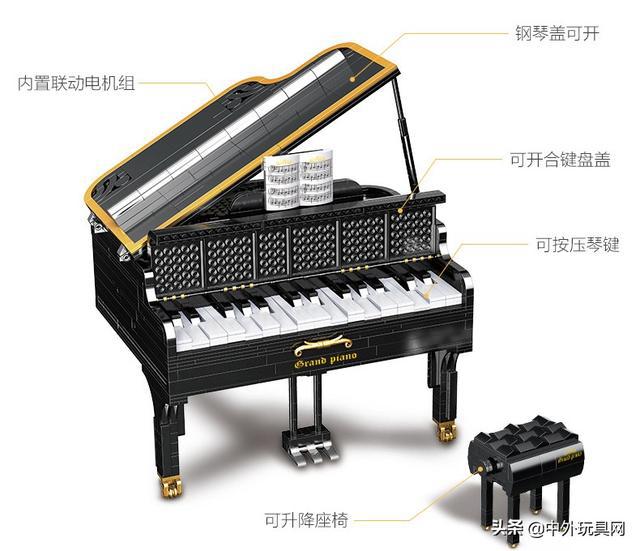 这是一架自弹自唱的钢琴,多达2000多颗积木,高度仿真,还原钢琴结构,集