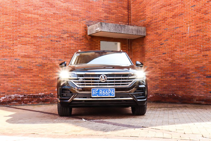 可以给大家一个提示,途锐的竞品车型是奥迪q7,沃尔沃xc90 ,奔驰gle