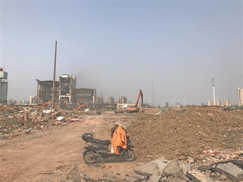 昨日,记者在梁溪区热电厂地块看到,该地块正在进行拆迁