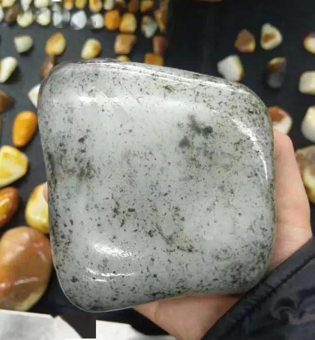 脏77克卖345万这种黑芝麻皮玉石什么来头