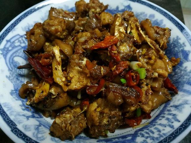 原创原来洋葱炒兔肉这样做更美味,营养解馋超好吃,一大盘都不够吃