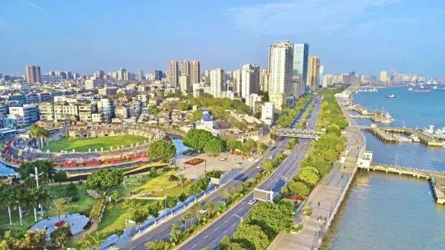 近来,作为汕头城市名片的海滨路陆续完成了一系列的景观改造升级工程