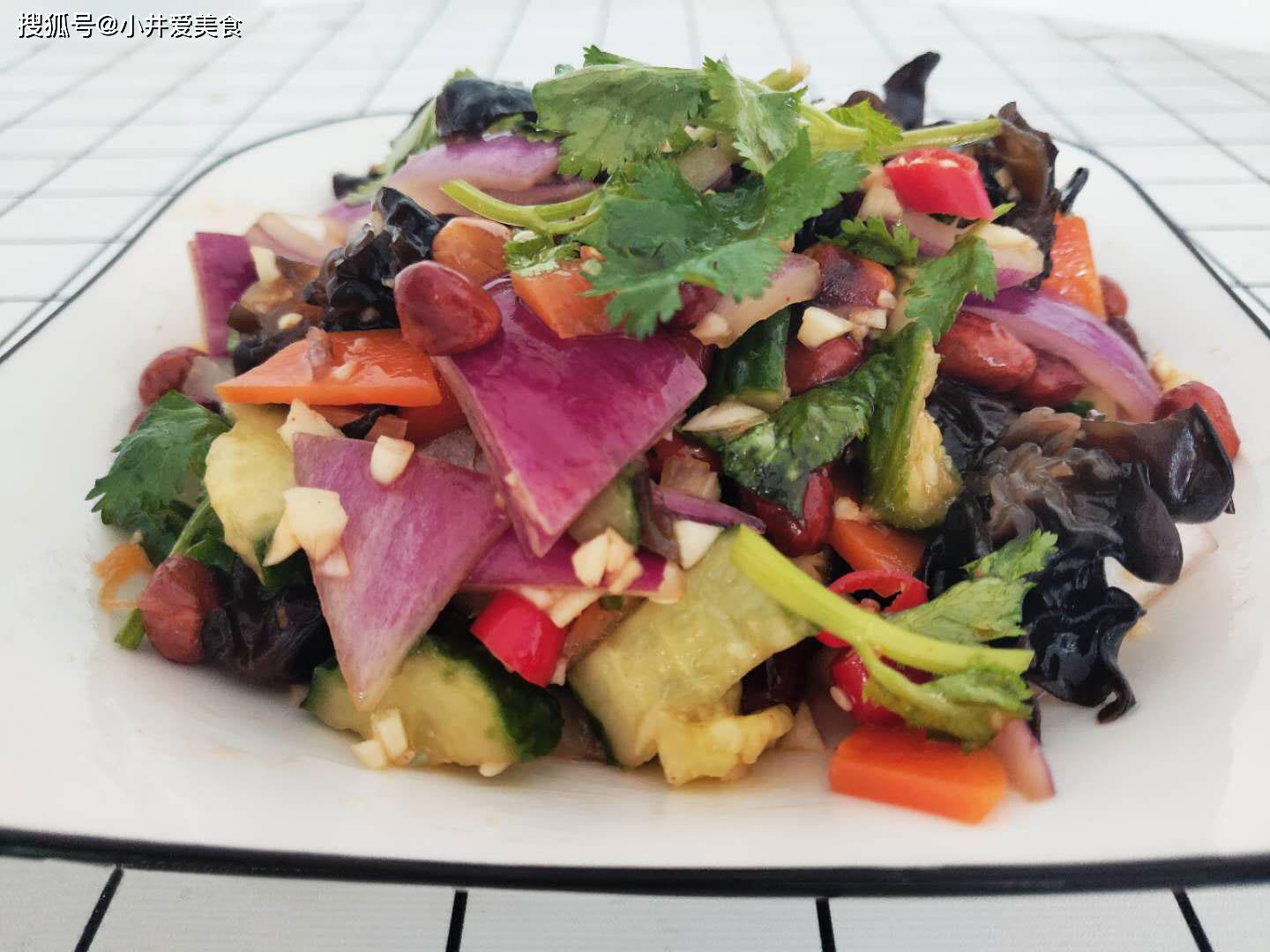 凉拌菜篇推荐凉拌黄瓜木耳洋葱辛辣爽口在家里分分钟就能做起来