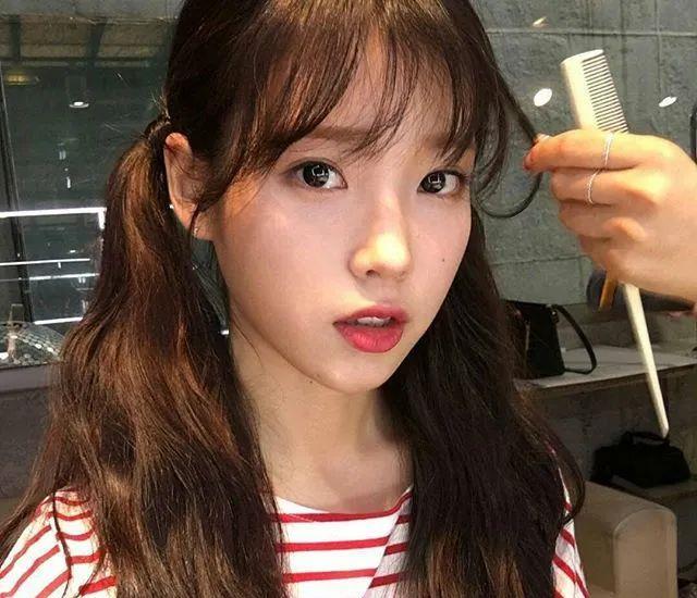 性感女神炫雅近期也换上了氧气刘海,整体上褪去了几分锐利,并增添不少