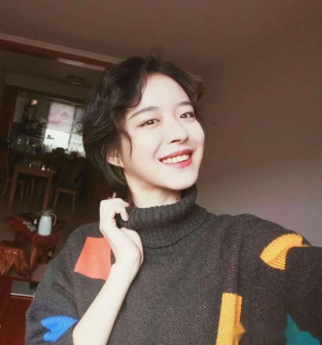 代英明比阳光更灿烂的是她的穿搭和笑容