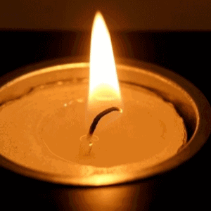 常见的有酥油灯,蜡烛.