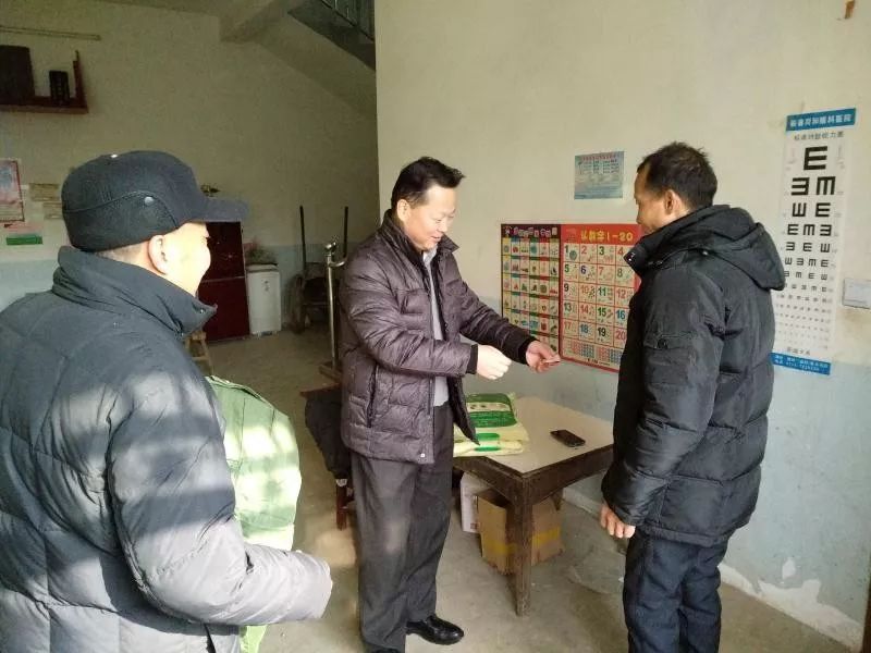 心系民生情牵百姓湖北蕲春财政局非税局长蔡晓军一行为民办实事