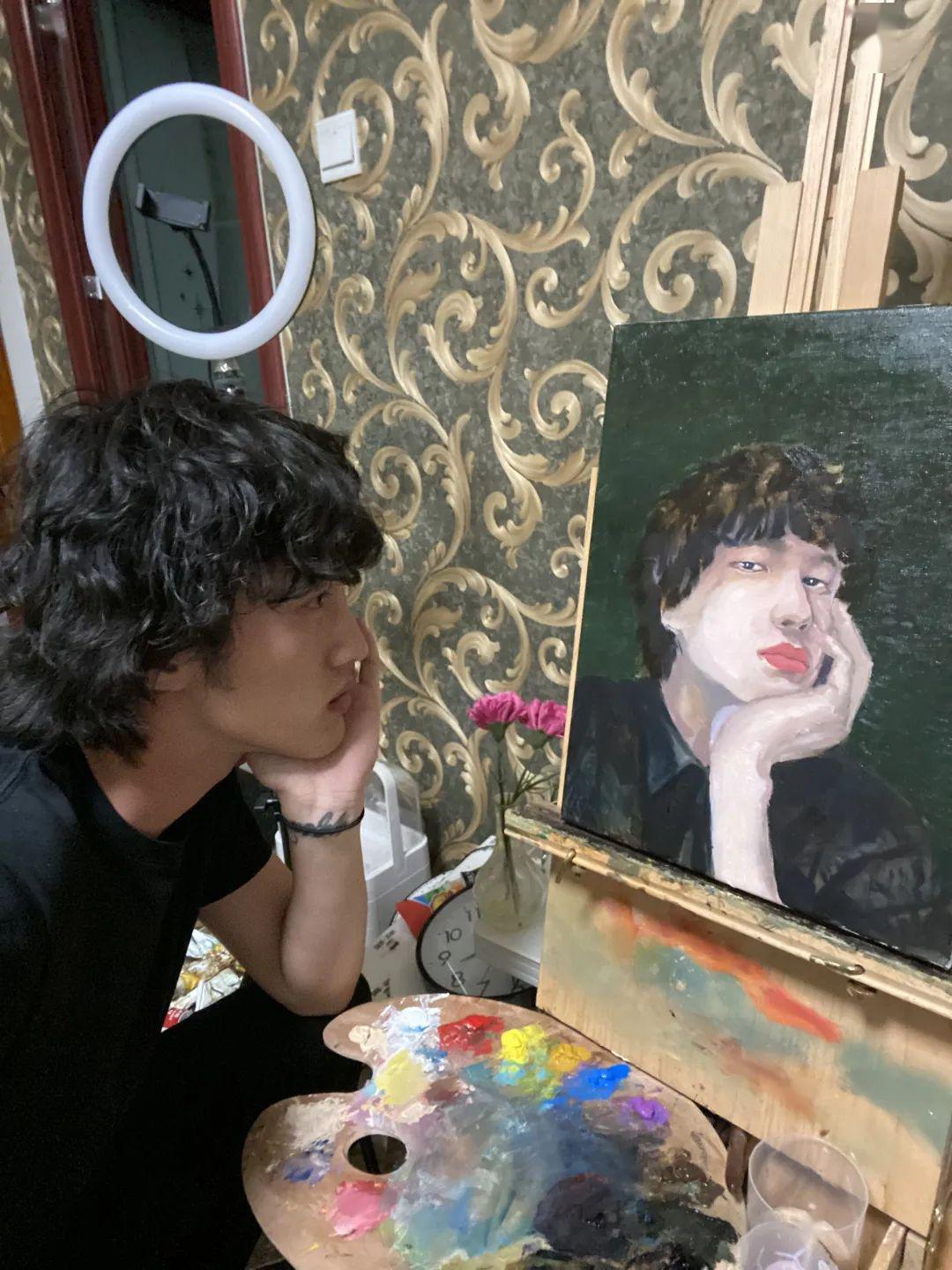 多才多艺的卷发男孩儿由全盛真香