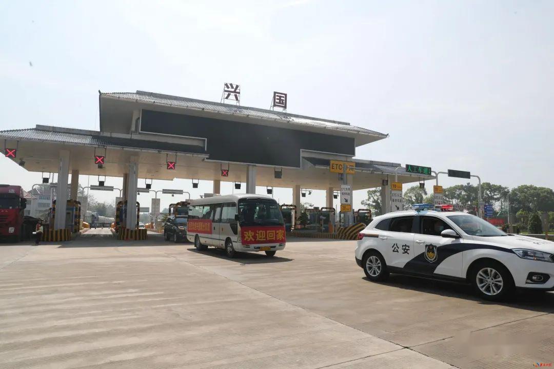 2月,兴国县援鄂的白衣战士分批逆行出征,社会各界祈盼千里驰援的英雄